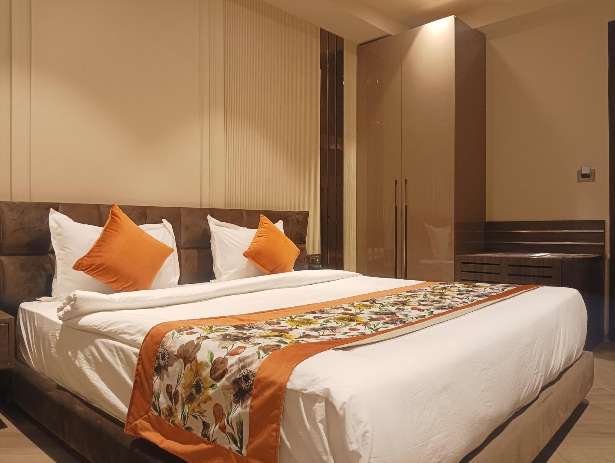 Hotel Cullinan By Qotel Janakpuri Дели Экстерьер фото